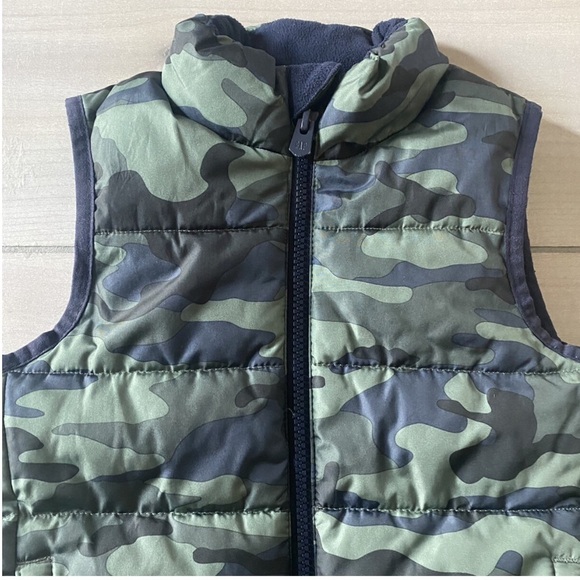 Gap Kids Navy & Green Camo Puffer Vest - Picture 3 of 10